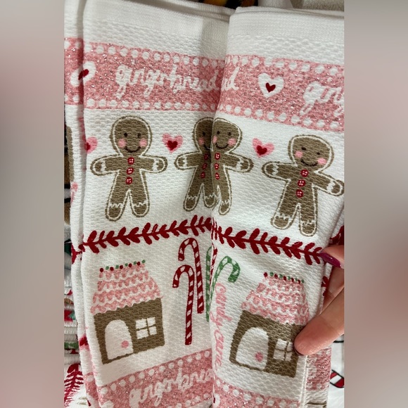 Christmas Cupcakes & Cashmere PINK Gingerbread ๐ฉท๐2pk Kitchen Towels NWT - Picture 3 of 3